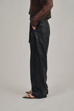 画像をギャラリービューアに読み込む, belted vegan leather pants