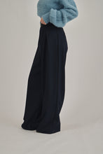 画像をギャラリービューアに読み込む, deep tucked pants