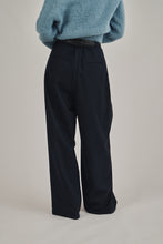 画像をギャラリービューアに読み込む, deep tucked pants