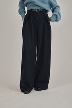 画像をギャラリービューアに読み込む, deep tucked pants