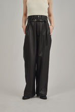 画像をギャラリービューアに読み込む, belted vegan leather pants