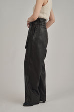 画像をギャラリービューアに読み込む, belted vegan leather pants
