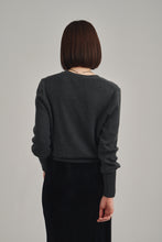画像をギャラリービューアに読み込む, Vneck knit compact cardigan