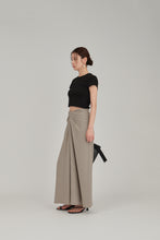 Load image into Gallery viewer, front twist drape skirt
