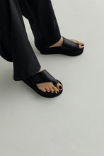Load image into Gallery viewer, leather thong sandals