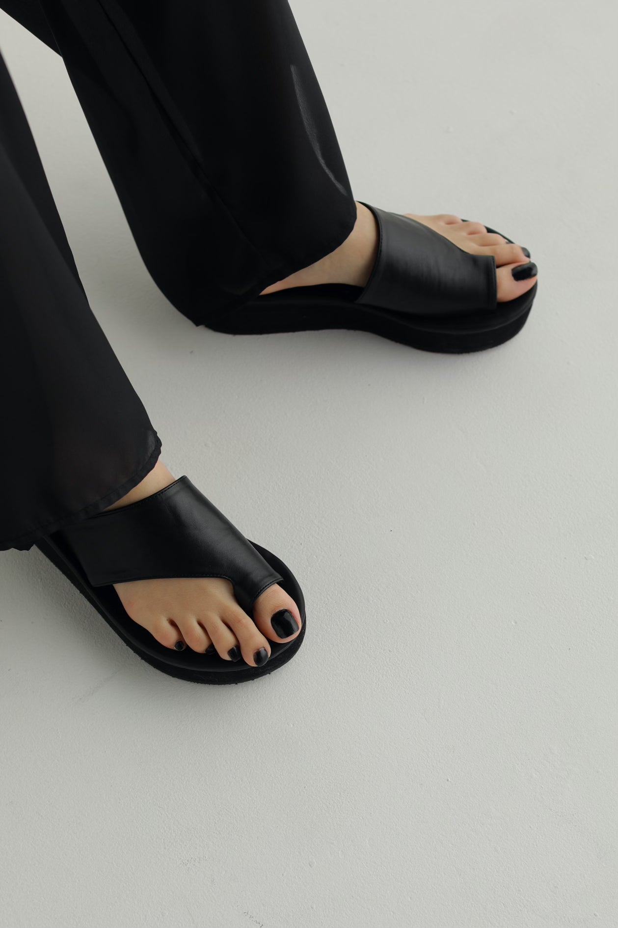 louren leather thong sandal - サンダル