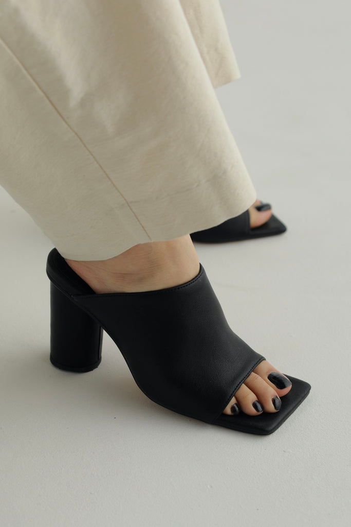 靴/シューズMuleau Square Toe Sandals